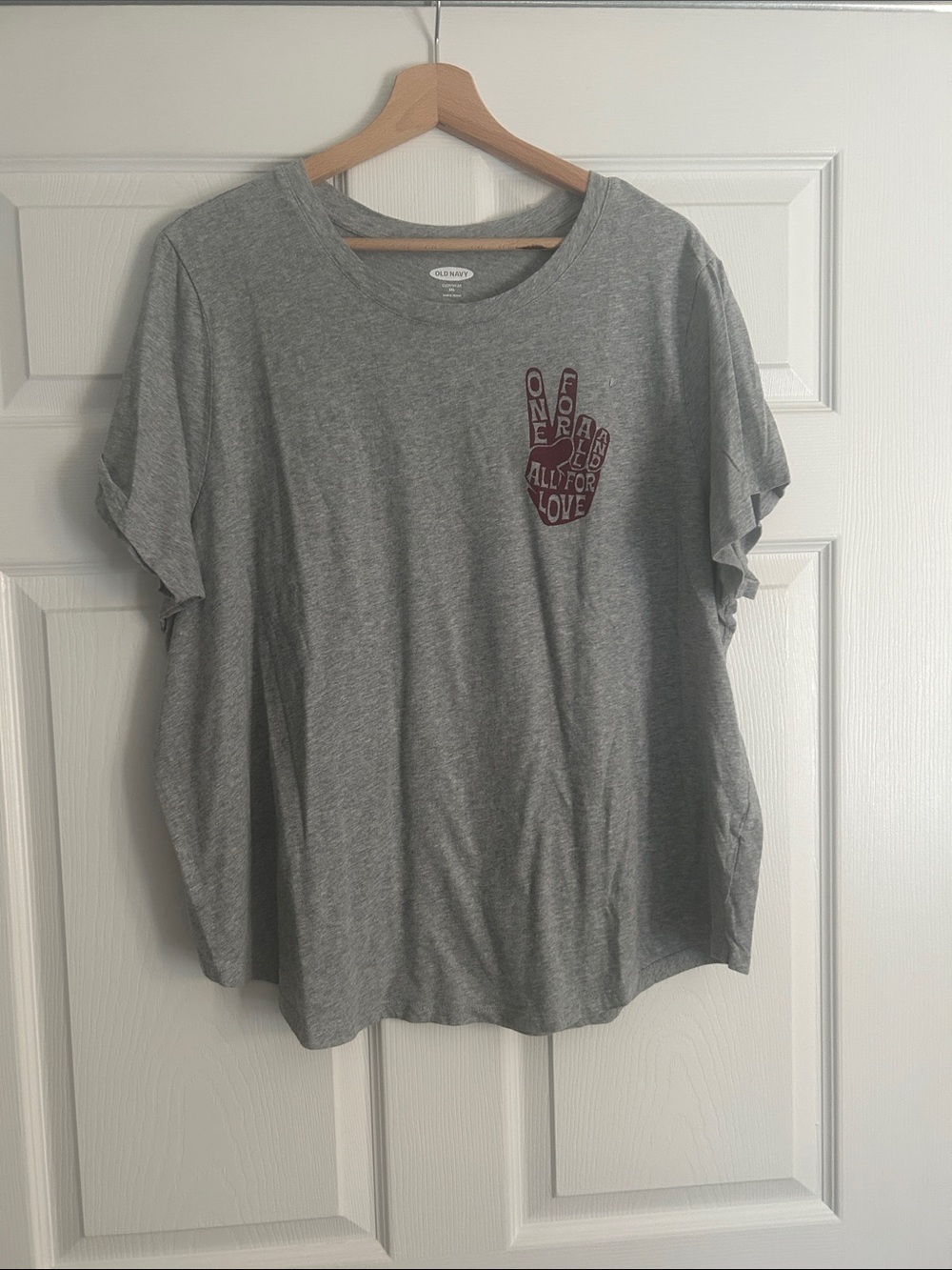 Old Navy Gray Short Sleeve Tee with Burgundy Graphic